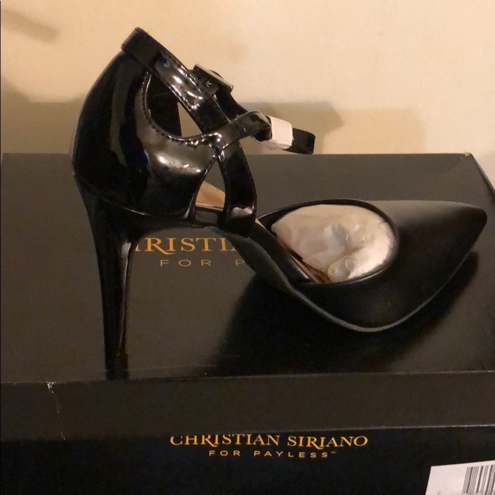 Black pumps